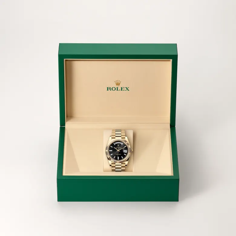 Rolex Day-Date 40 in yellow gold, Bright black dial set with diamonds, fluted bezel and President bracelet - AH Riise