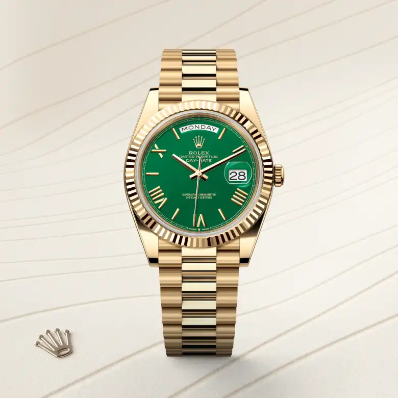 Rolex Day-Date 40 in yellow gold, Green dial, fluted bezel and President bracelet - AH Riise