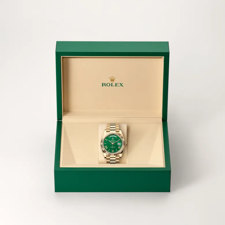 Rolex Day-Date 40 in yellow gold, Green dial, fluted bezel and President bracelet - AH Riise