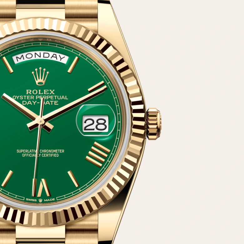 Rolex Day-Date 40 in yellow gold, Green dial, fluted bezel and President bracelet - AH Riise